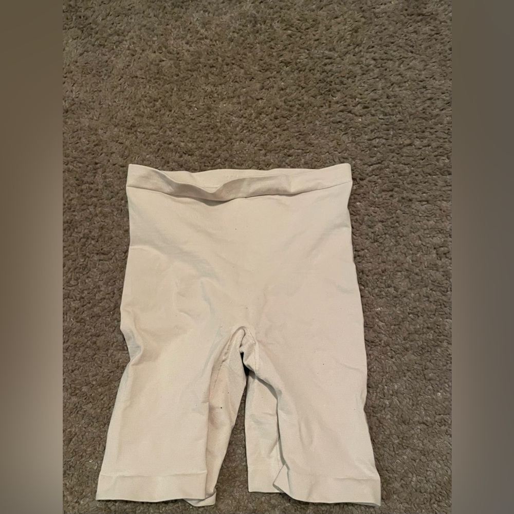 Barely There Women's Cream Shape Wear